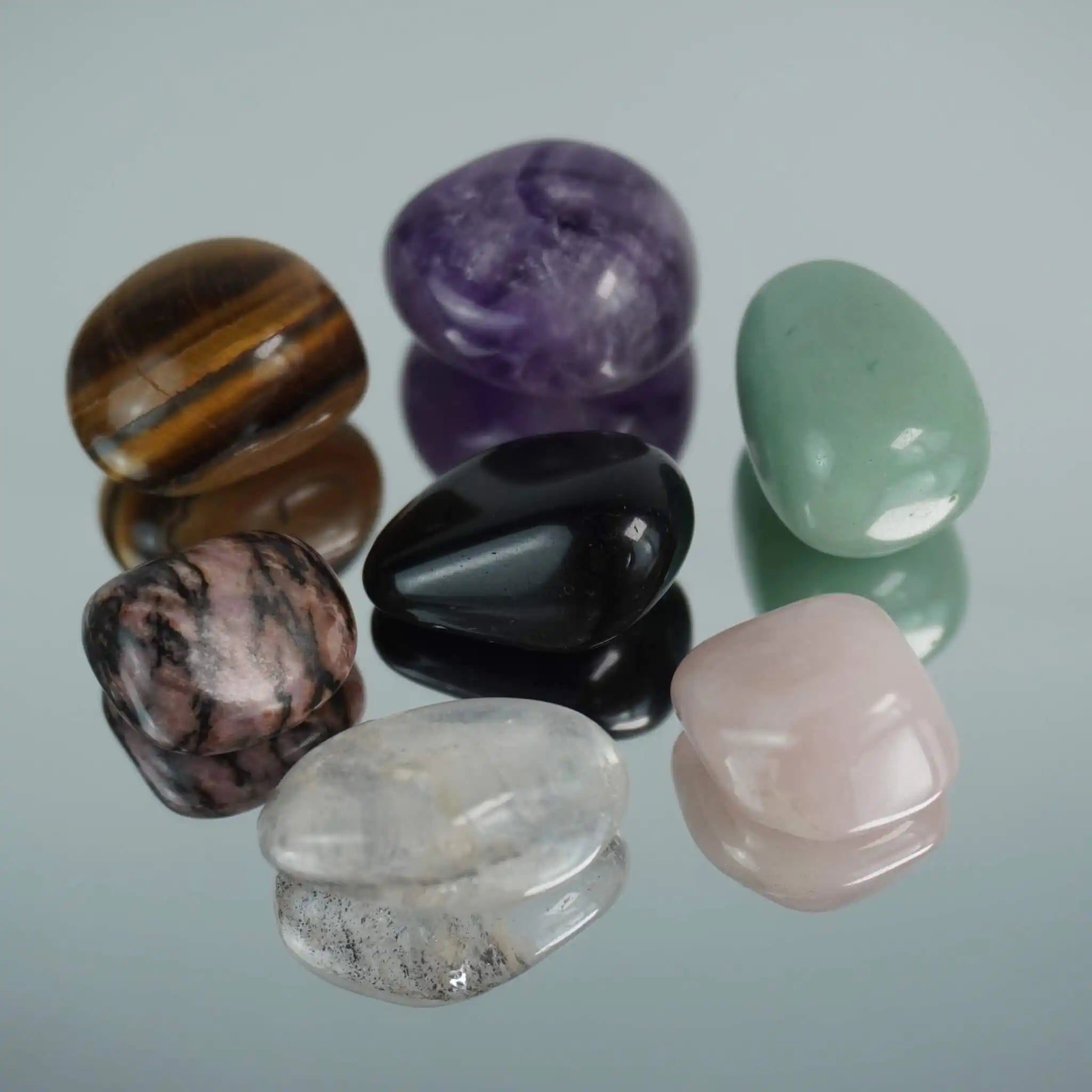 Polierte Trommelsteine aus Amethyst, Tigerauge, Aventurin, Onyx, Rosenquarz und Bergkristall