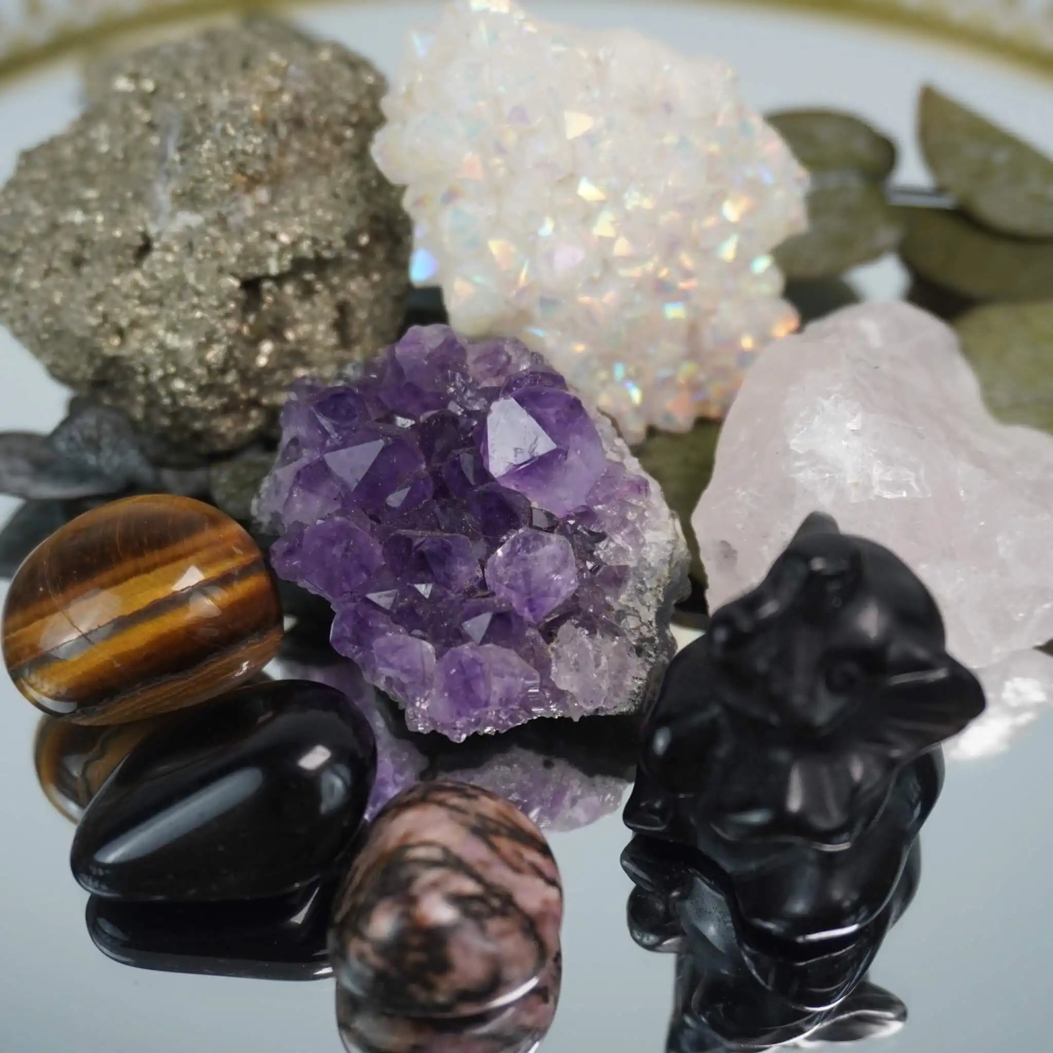 Rohsteine und Mineralien: Amethyst, Pyrit, Rosenquarz und funkelnder Kristall