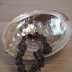 Abalone Muschel mit dekorativem Armband als Schmuckschale arrangiert