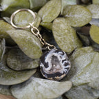 Achat Geode Schlüsselanhänger auf grünen Eukalyptusblättern dekoriert