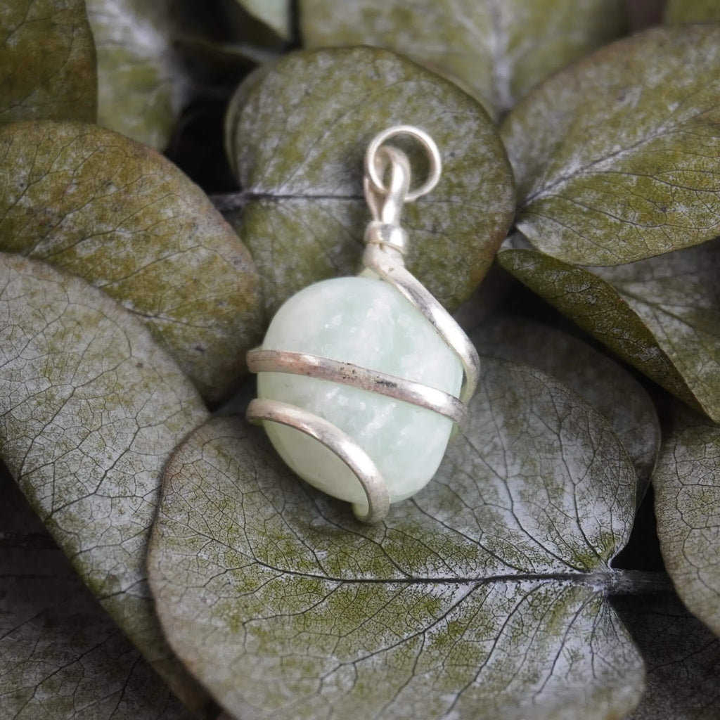 Amazonit Kettenanhänger mit Silberfassung auf Eukalyptusblättern dekoriert
