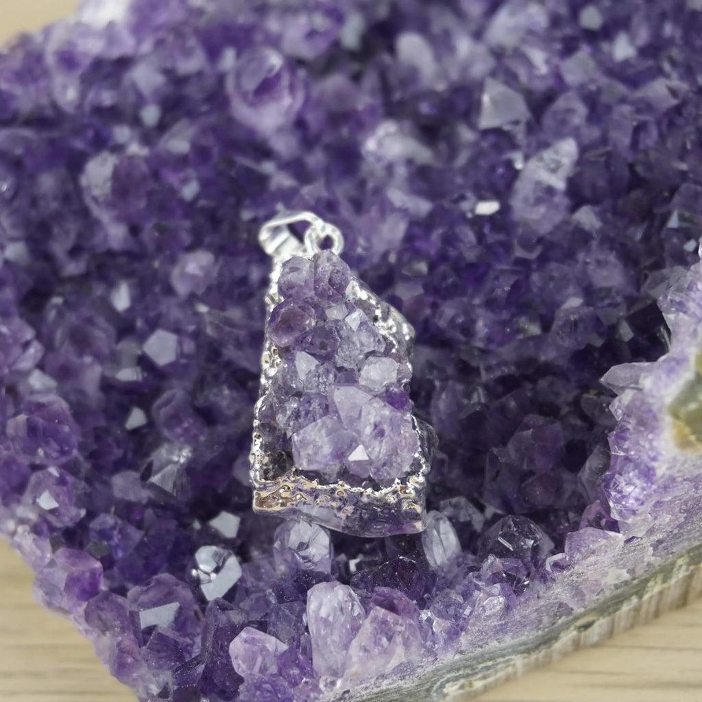 Amethyst Druse Kettenanhänger mit silberner Umrandung präsentiert auf Amethyst-Druse