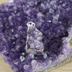 Amethyst Druse Kettenanhänger mit silberner Umrandung präsentiert auf Amethyst-Druse