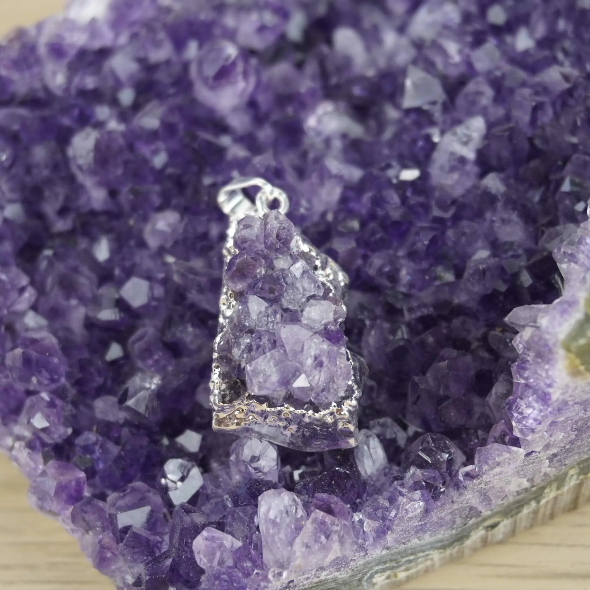 Amethyst Druse Kettenanhänger mit silberner Umrandung präsentiert auf Amethyst-Druse
