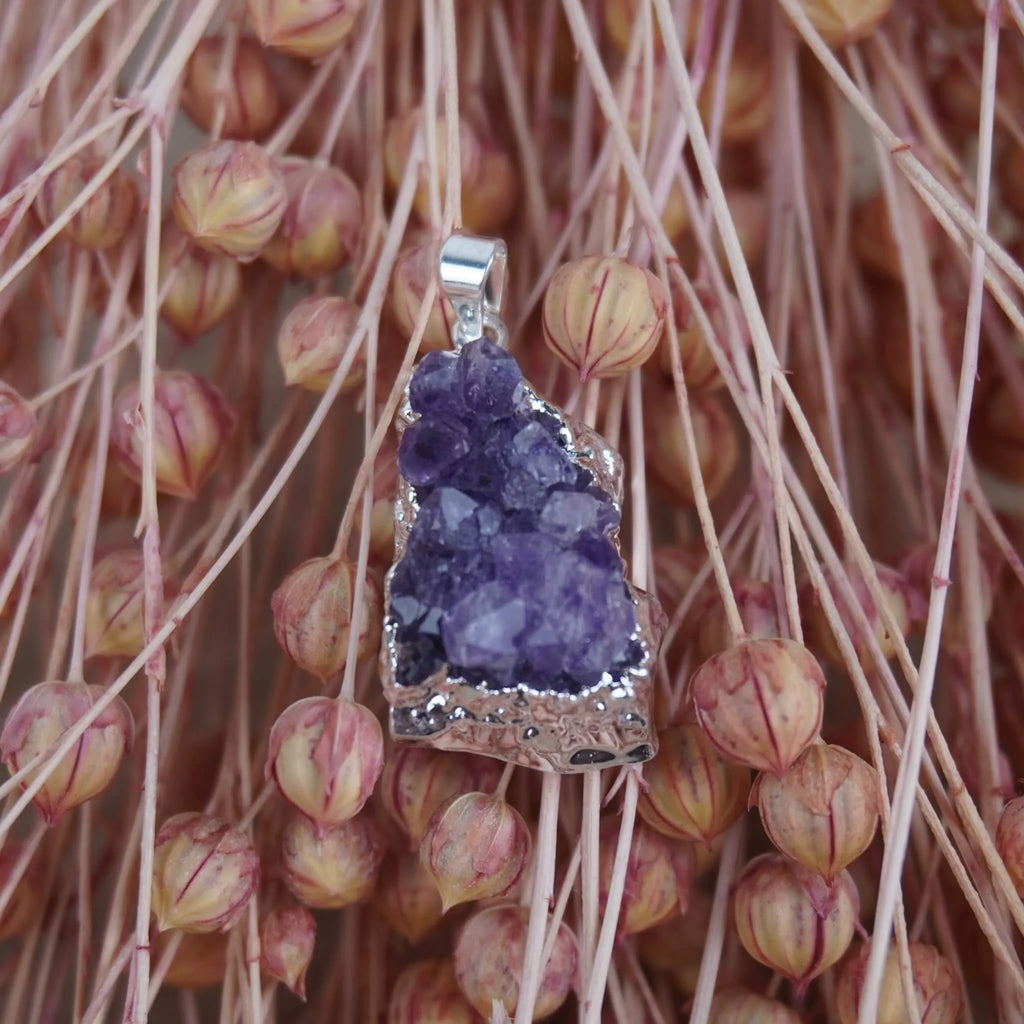 Amethyst Druse Kettenanhänger mit Silberfassung dekoriert auf rosa Trockenblumen