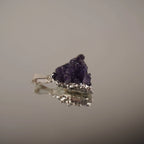 Liegender Amethyst Drusen Kettenanhänger mit Silberfassung und Spiegelung auf glänzender Fläche