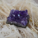 Amethystdruse auf hellem Naturtextil