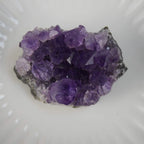 Amethystdruse auf weißem Teller
