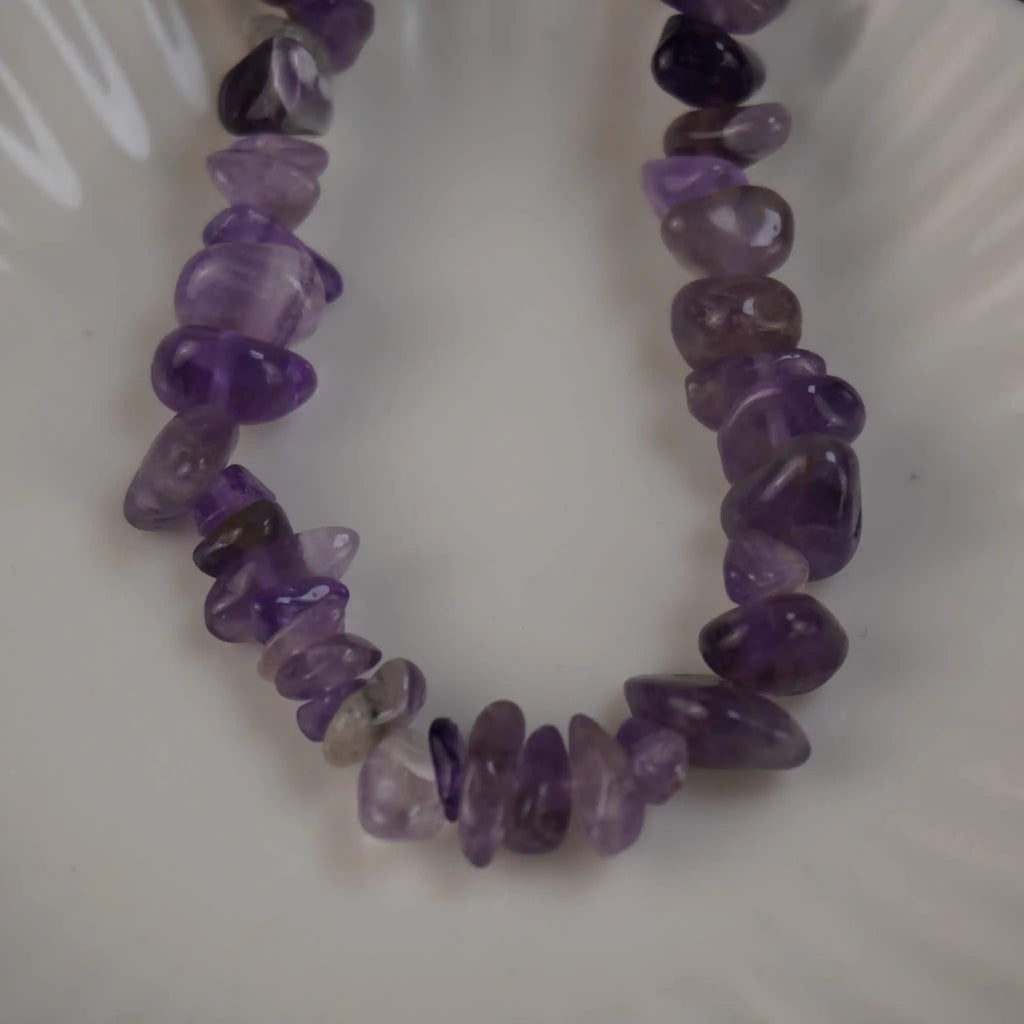 Detailansicht einer Amethyst Halskette mit Splittersteinen auf weißem Tellerhintergrund