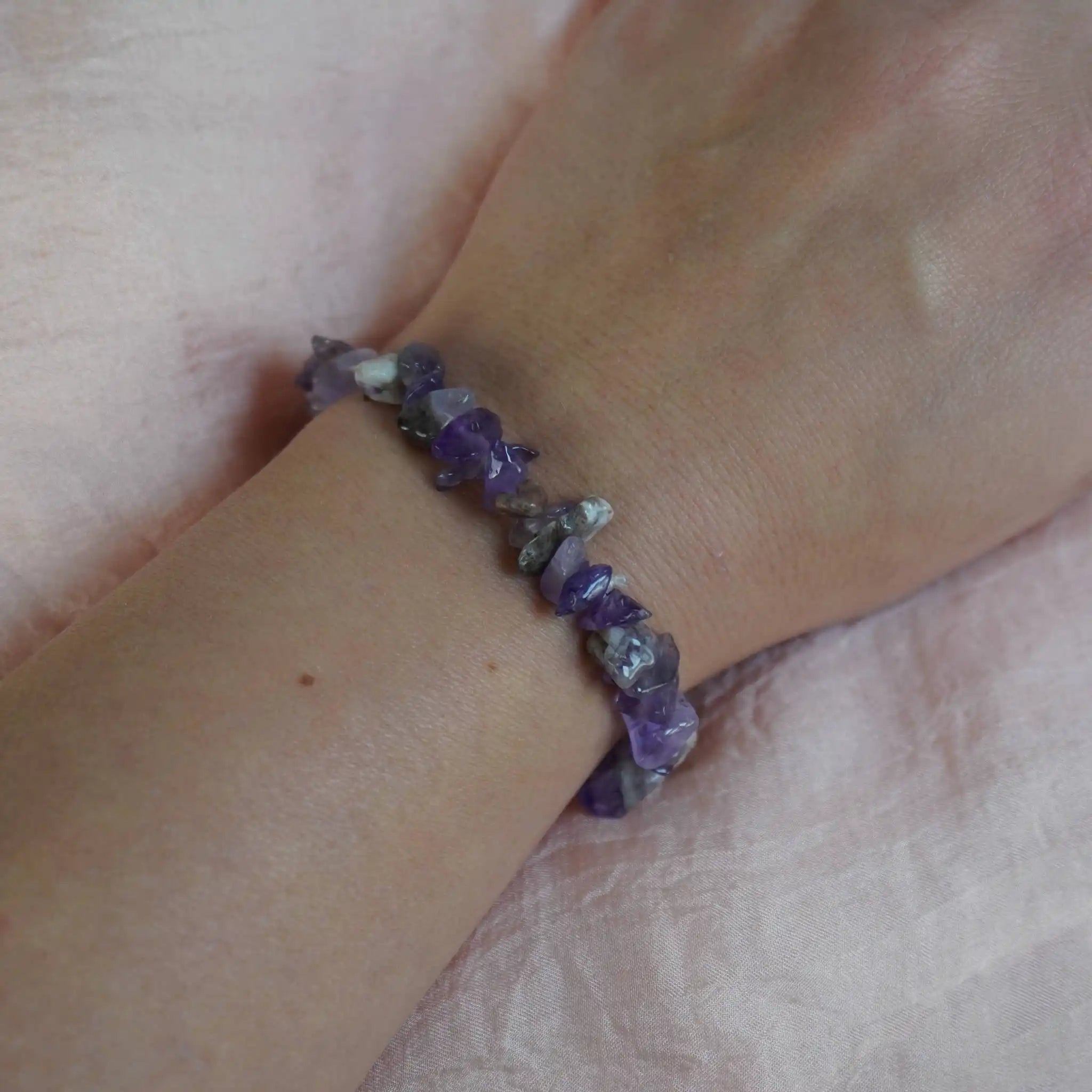 Amethyst Splitterarmband am Handgelenk getragen, Schmuckstück mit natürlichen violetten Steinen
