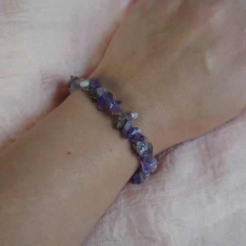 Amethyst Splitterarmband am Handgelenk getragen, Schmuckstück mit natürlichen violetten Steinen