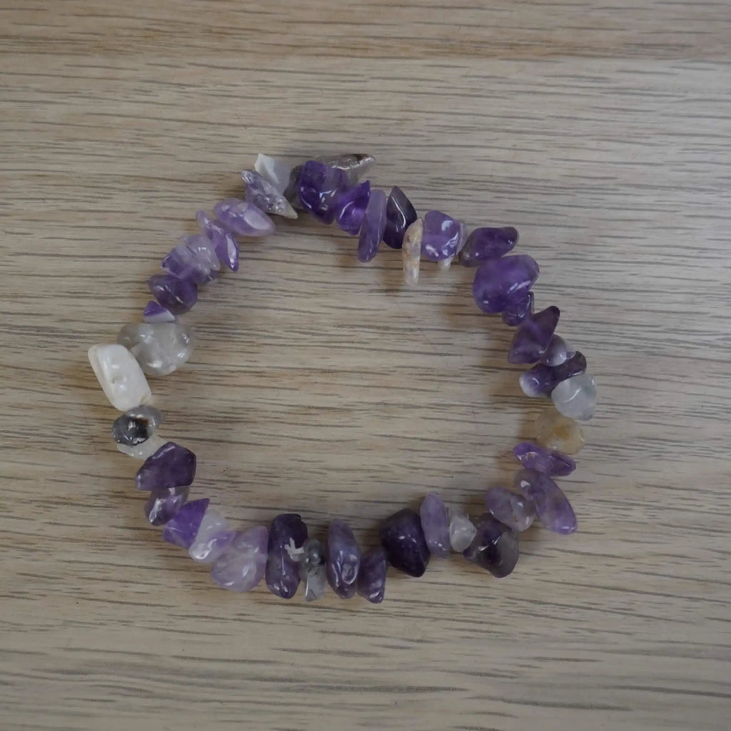 Amethyst Splitterarmband mit violetten Natursteinen auf heller Holzoberfläche präsentiert