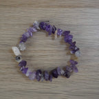 Amethyst Splitterarmband mit violetten Natursteinen auf heller Holzoberfläche präsentiert