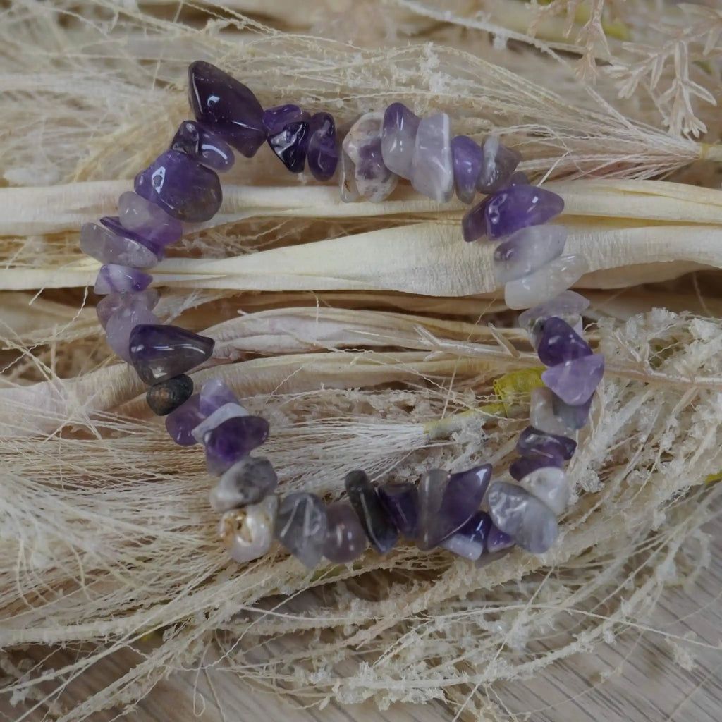 Lila Amethyst Splitterarmband auf hellem Trockenblumen fotografiert