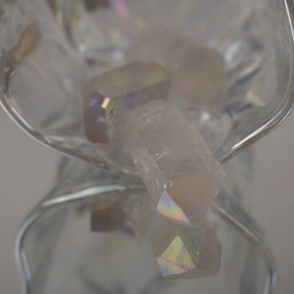 Mehrere Angel Aura Bergkristall Spitzen in geschwungener Glasschale mit Reflexion