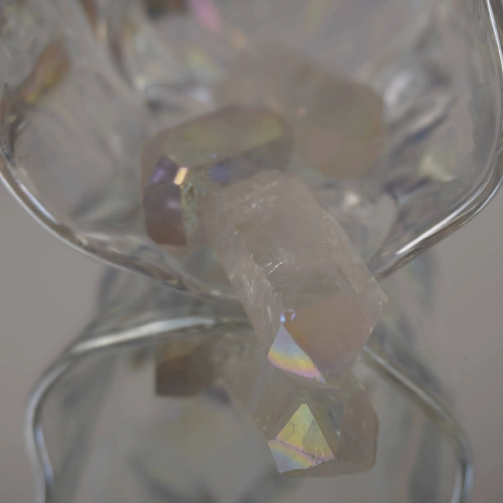 Mehrere Angel Aura Bergkristall Spitzen in geschwungener Glasschale mit Reflexion