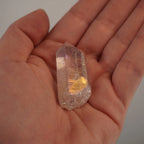 Angel Aura Bergkristall Spitze in der Hand gehalten mit irisierendem Glanz