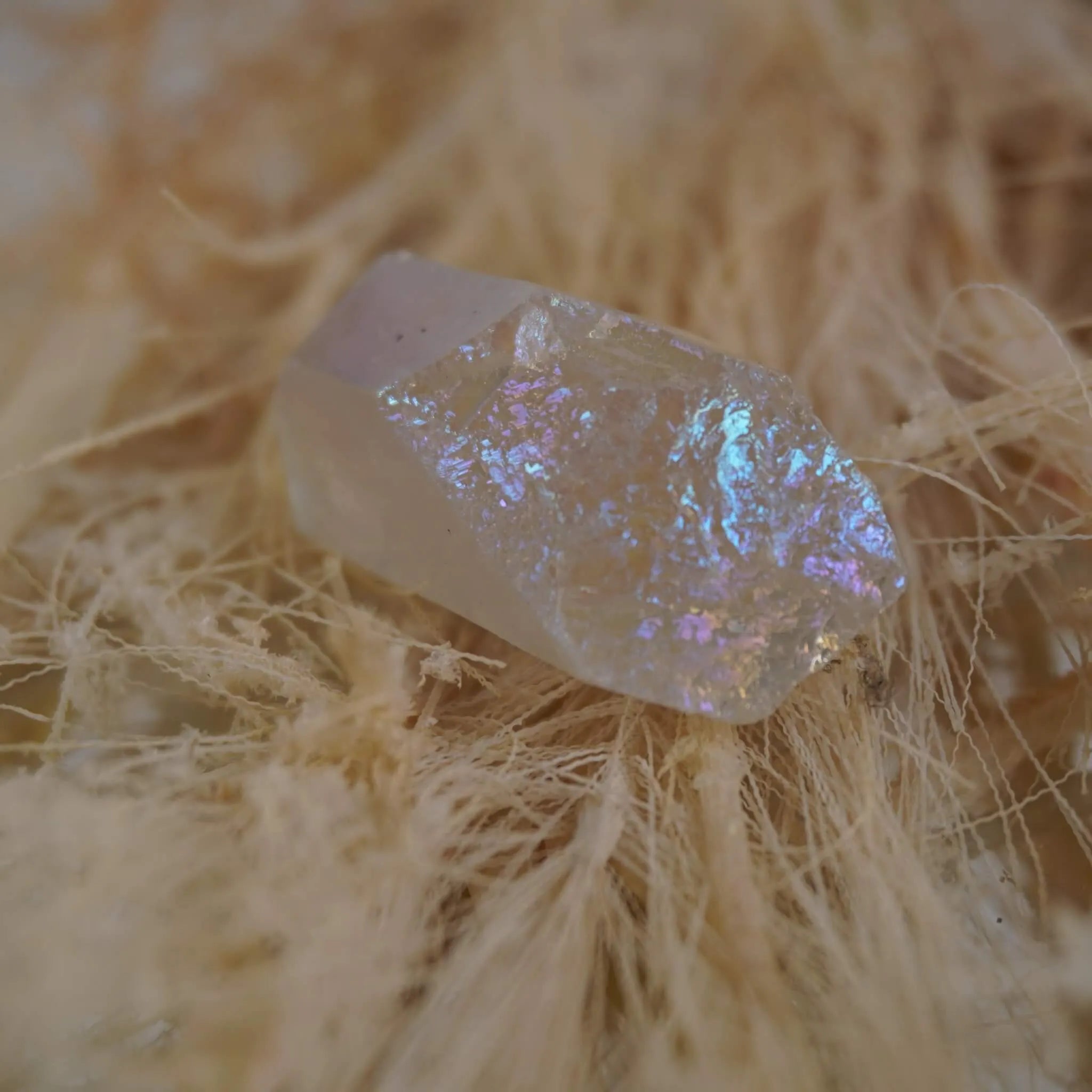 Angel Aura Bergkristall Spitze auf hellen Naturfasern mit blau-violettem Schimmer