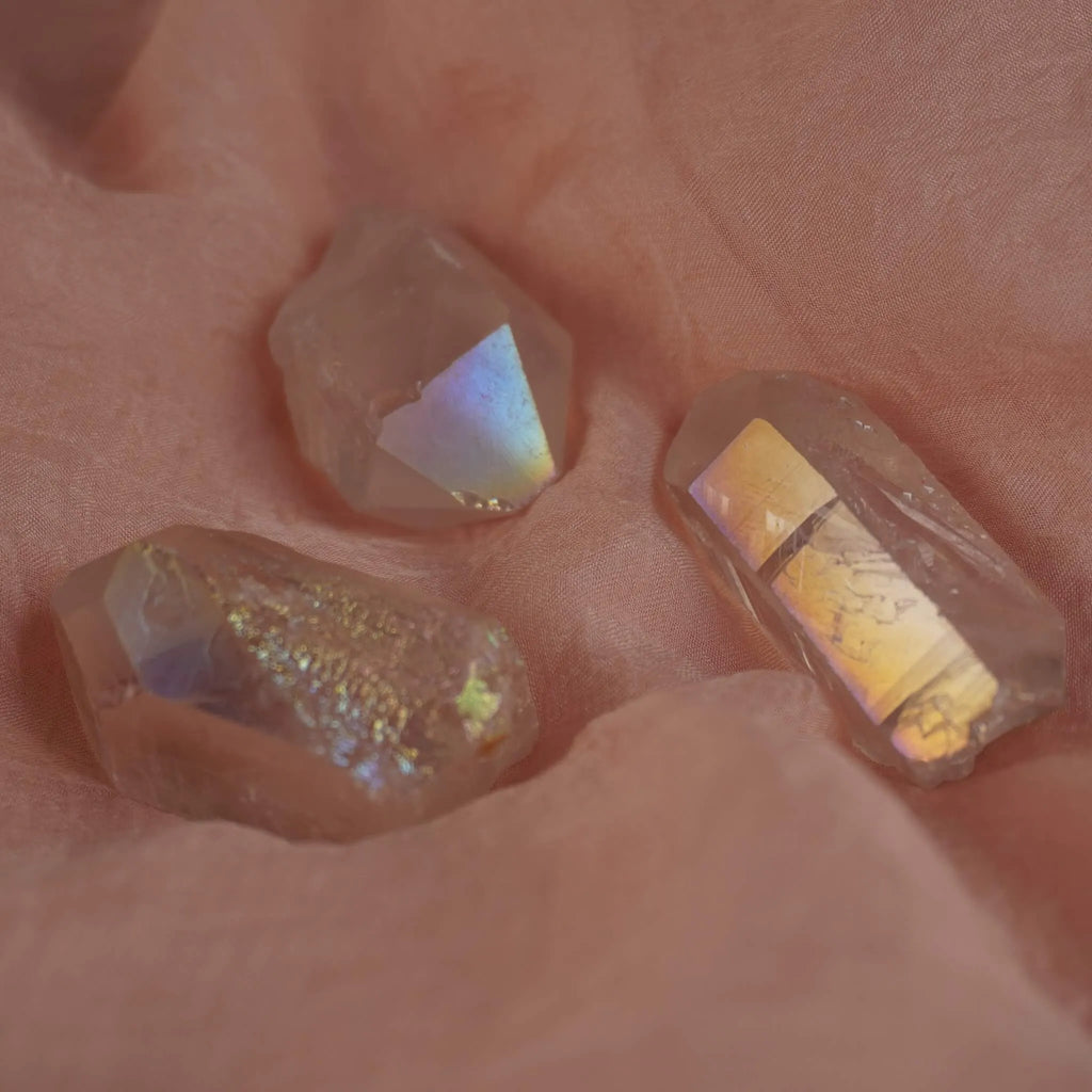 Drei Angel Aura Bergkristall Spitzen auf rosa Stoff weich gebettet