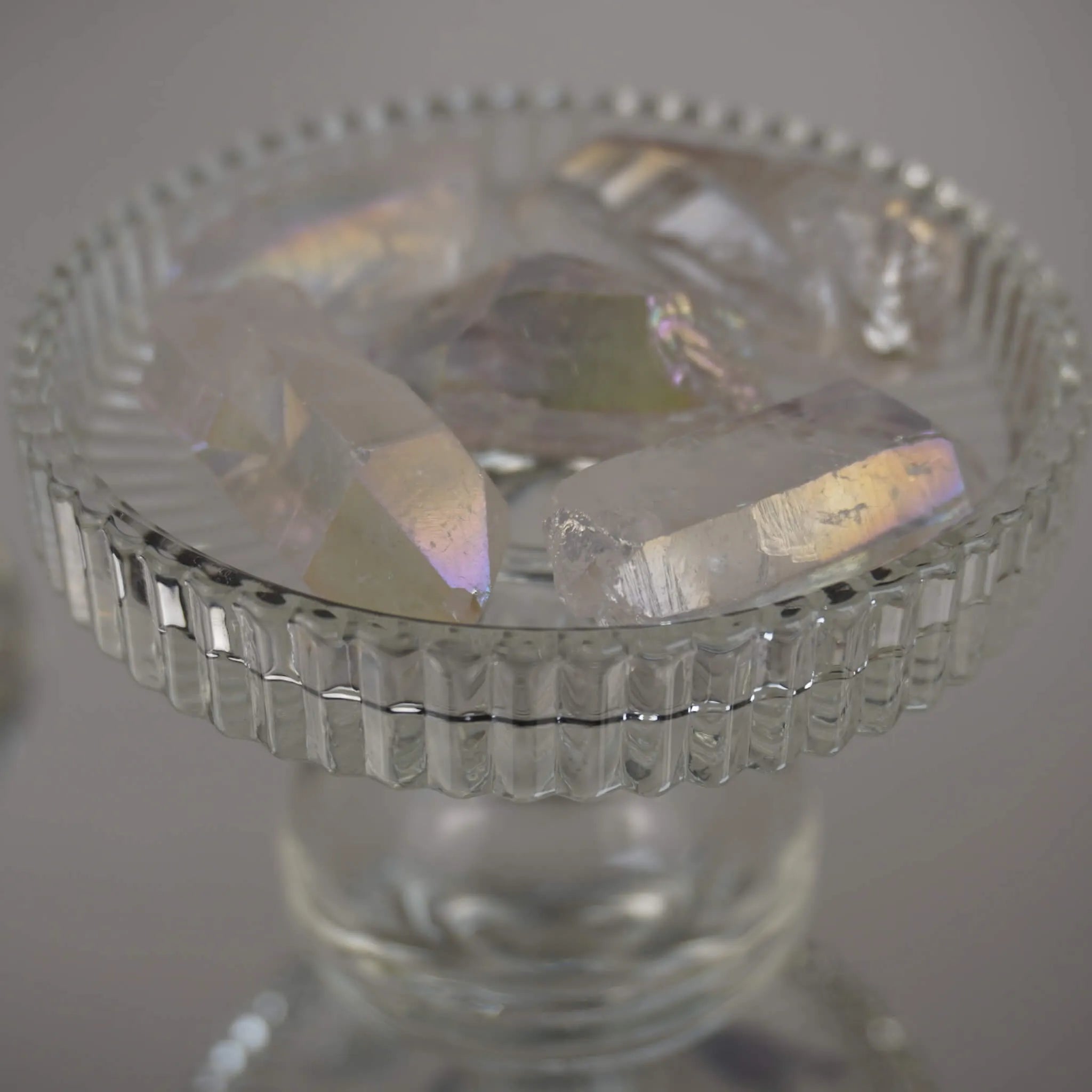 Mehrere Angel Aura Bergkristall Spitzen in gläserner Schale mit Regenbogenglanz