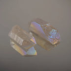 Zwei Angel Aura Bergkristall Spitzen mit Spiegelung auf glänzender Fläche