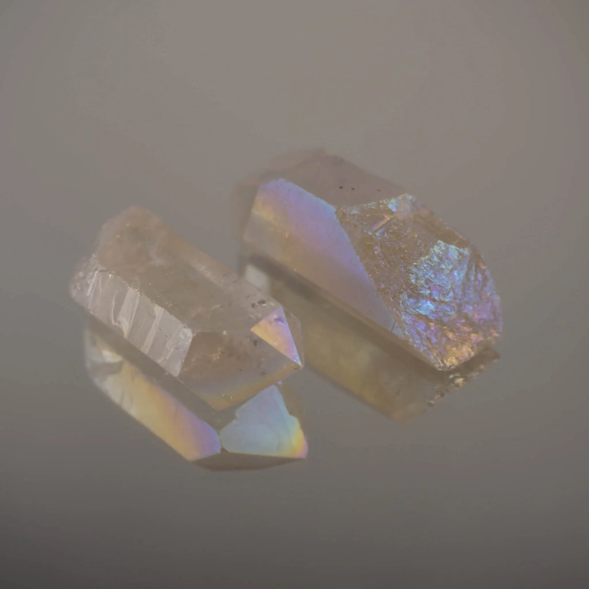 Zwei Angel Aura Bergkristall Spitzen mit Spiegelung auf glänzender Fläche
