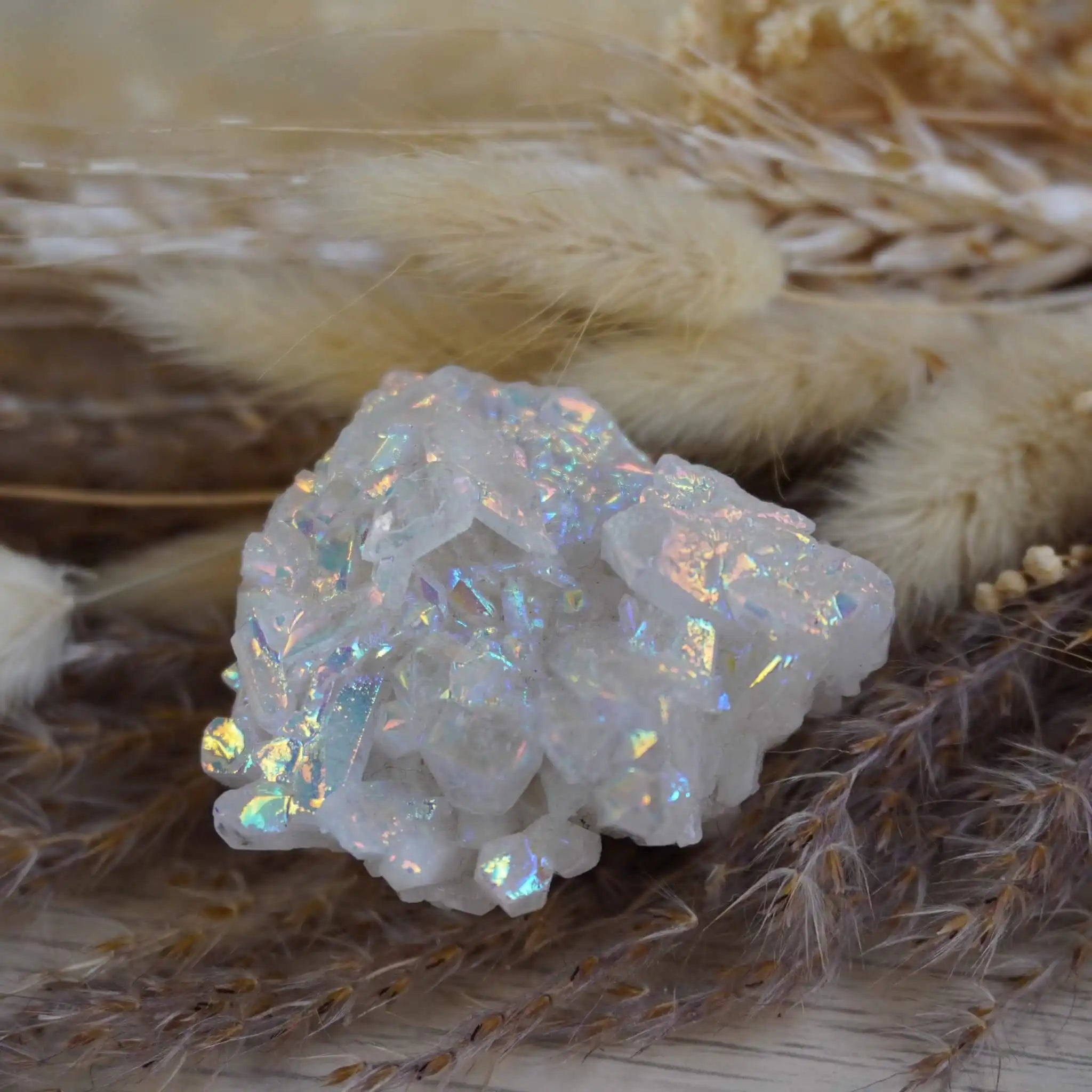 Angel Aura Cluster mit buntem Schimmer auf Pampasgras und Naturmaterialien