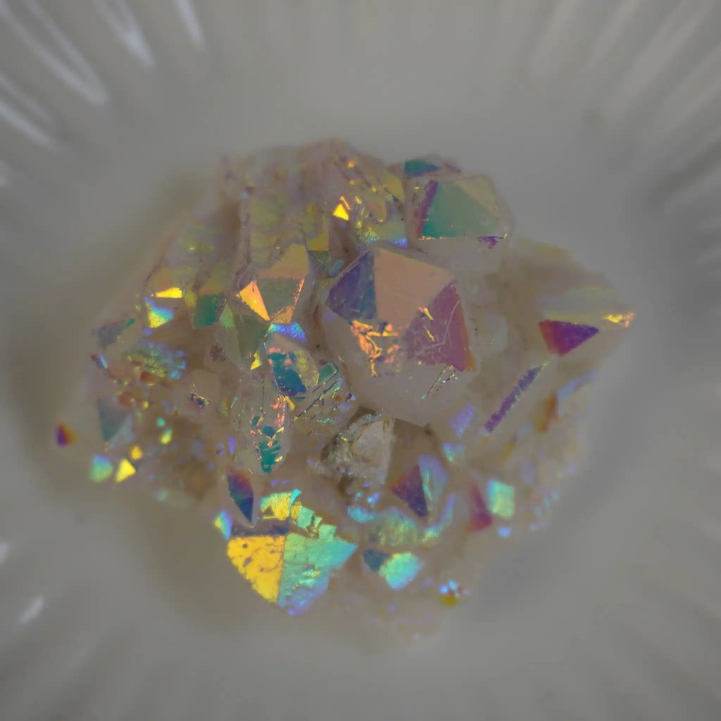 Schimmernder Angel Aura Cluster Kristall mit starkem Regenbogeneffekt in Nahaufnahme