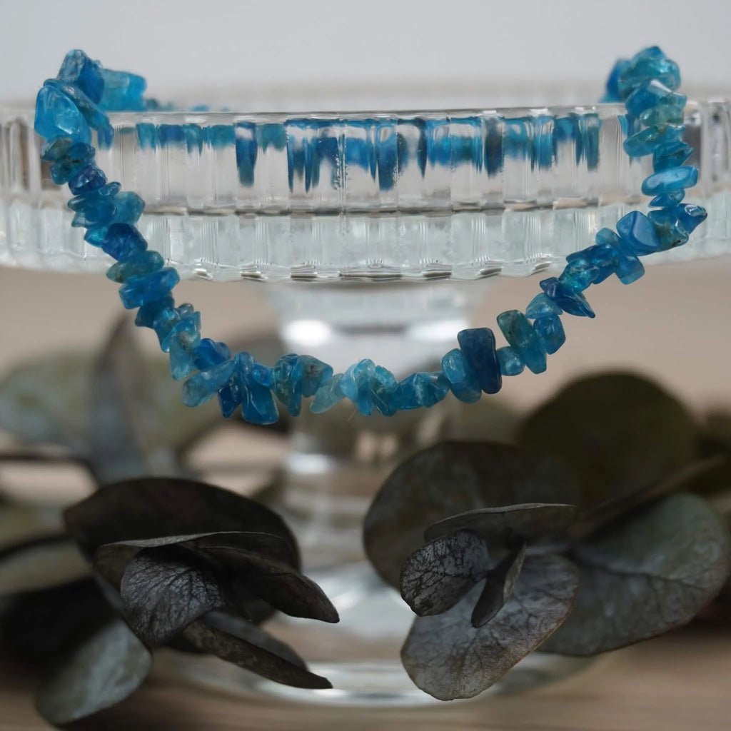 Apatit Splitterarmband auf Glas-Schale mit Eukalyptus stilvoll arrangiert