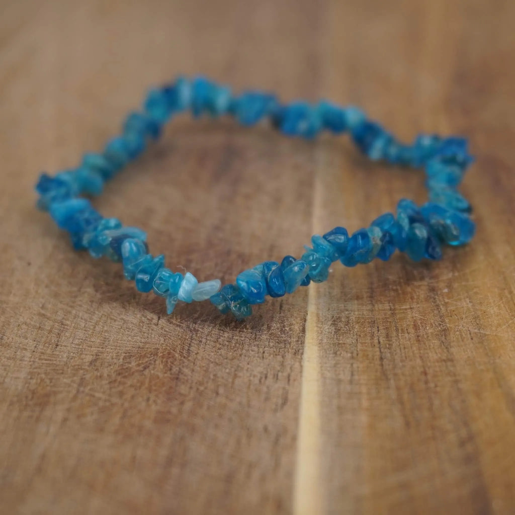 Apatit Splitterarmband auf rustikaler Holzoberfläche dezent in Szene gesetzt