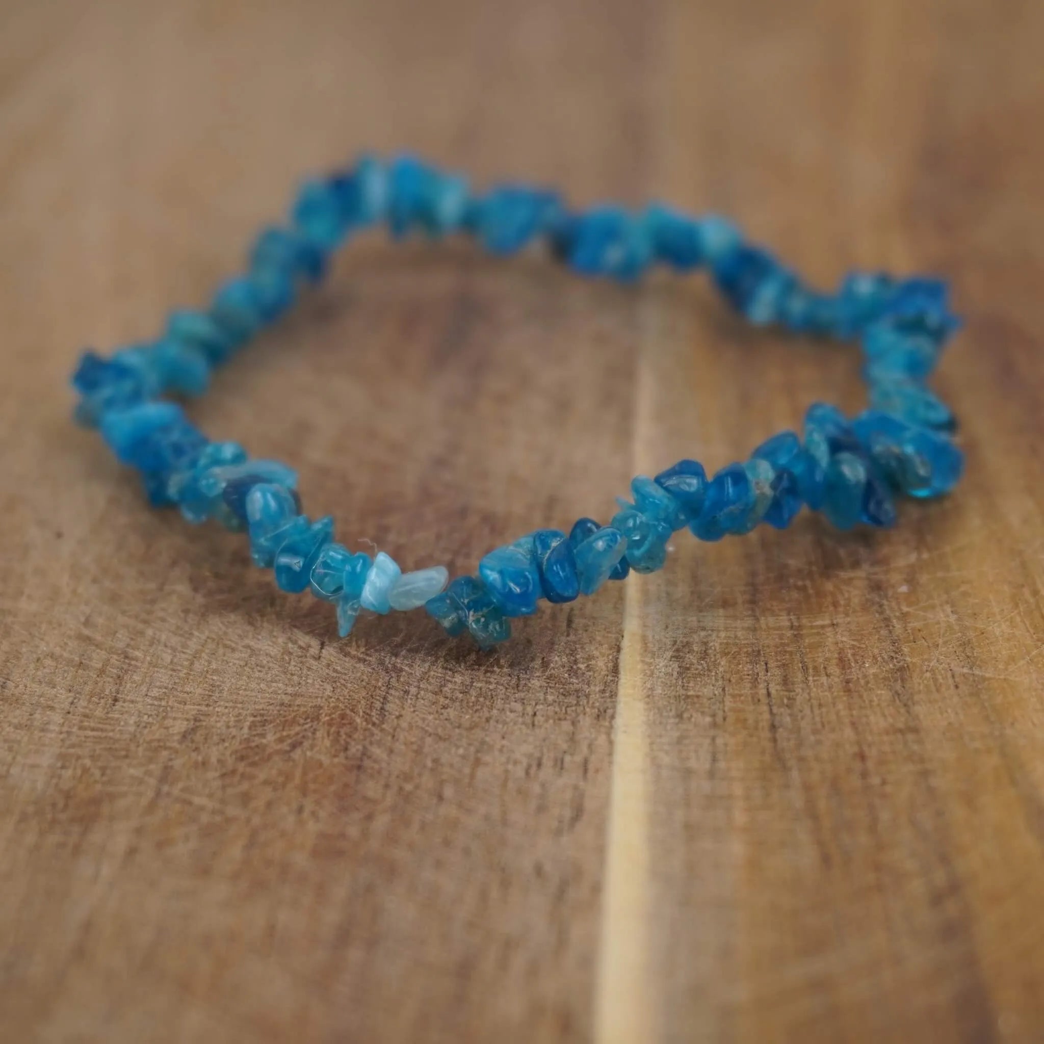 Apatit Splitterarmband auf rustikaler Holzoberfläche dezent in Szene gesetzt