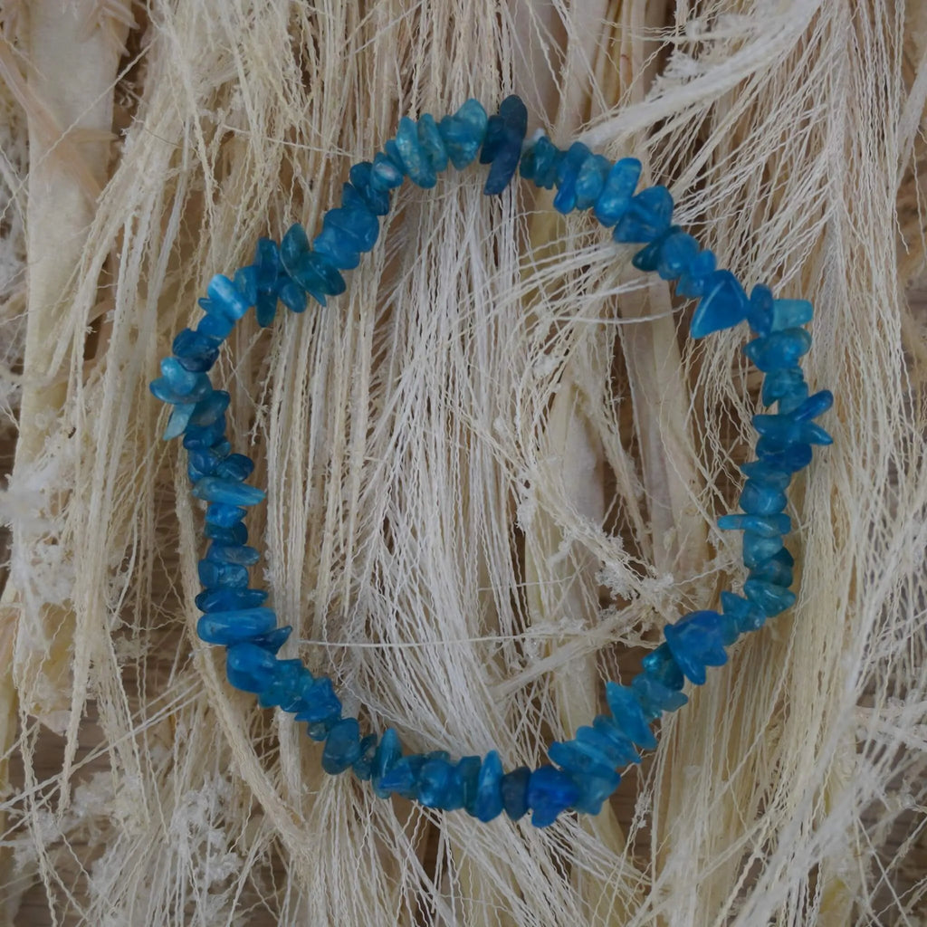 Apatit Splitterarmband dekoriert auf hellem Naturfaserdekor mit Struktur