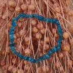 Apatit Splitterarmband vor rosafarbenen Trockenblumen, frischer Farbkontrast