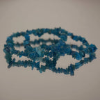 Apatit Splitterarmband auf spiegelnder Fläche mit sanfter Reflexion