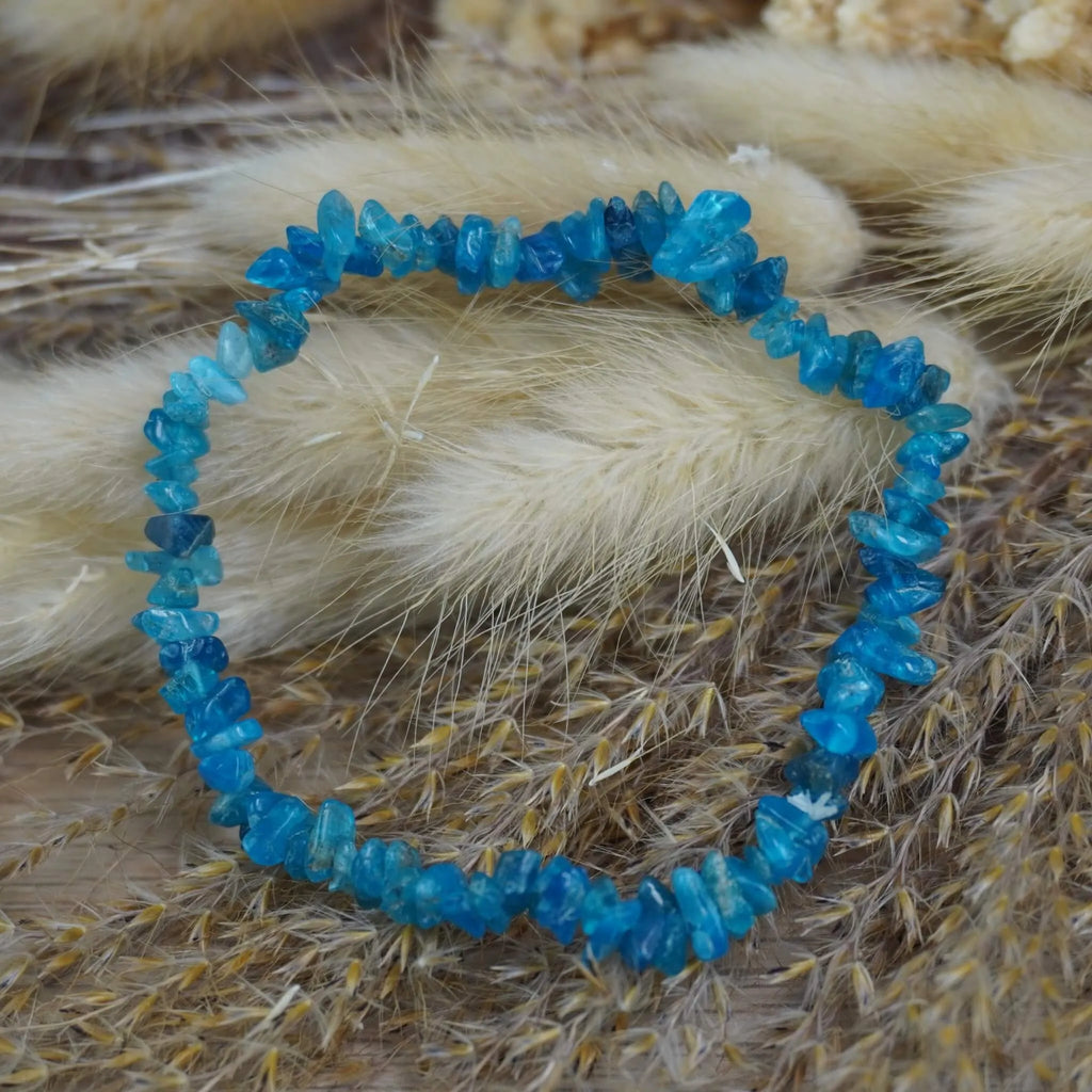 Apatit Splitterarmband auf beigen Trockenblumen im Boho-Stil