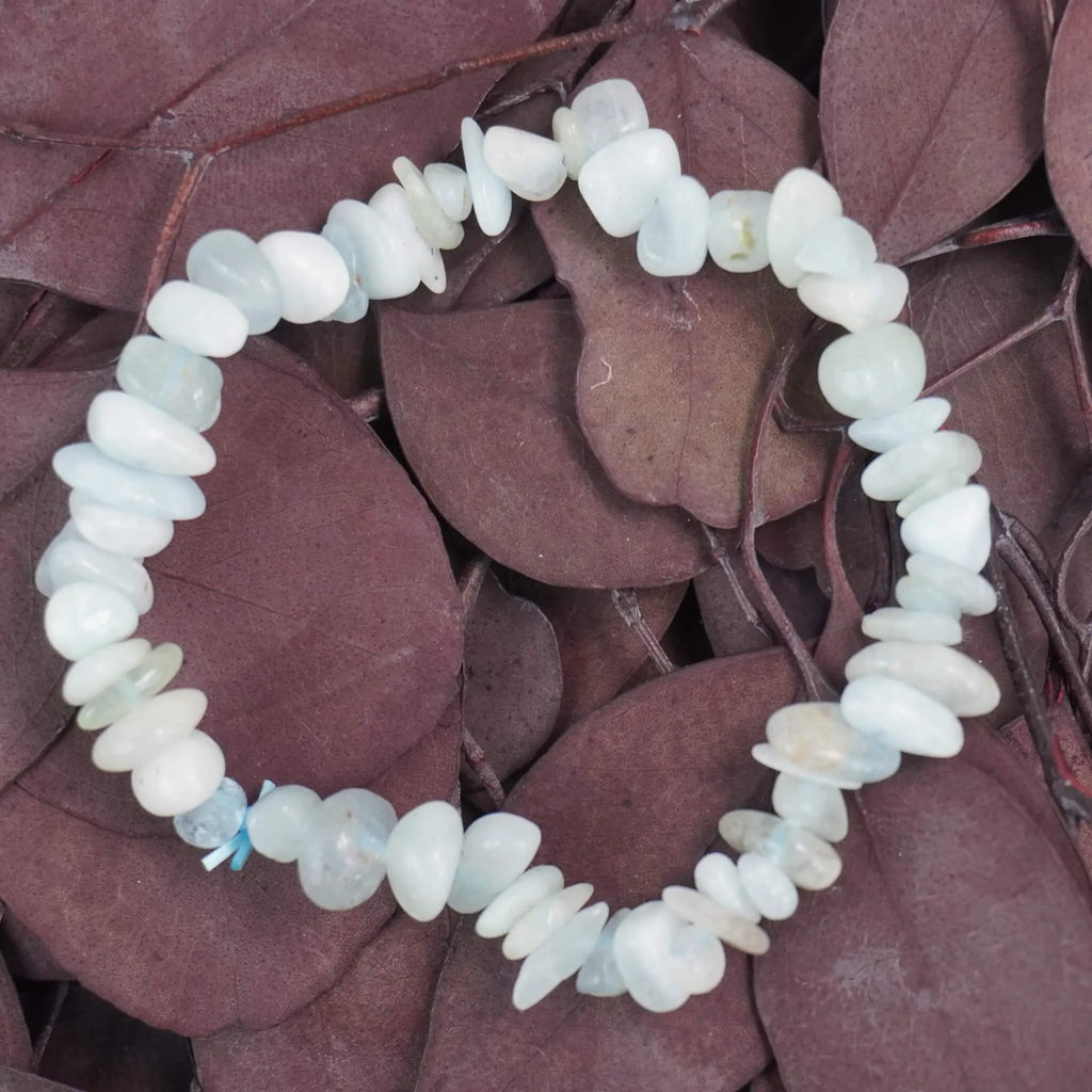 Aquamarin‑Splitterarmband auf violett‑braunen Blättern inszeniert