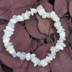 Aquamarin‑Splitterarmband auf violett‑braunen Blättern inszeniert