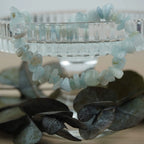 Aquamarin‑Splitterarmband dekorativ auf Glas‑Schale mit Eukalyptus