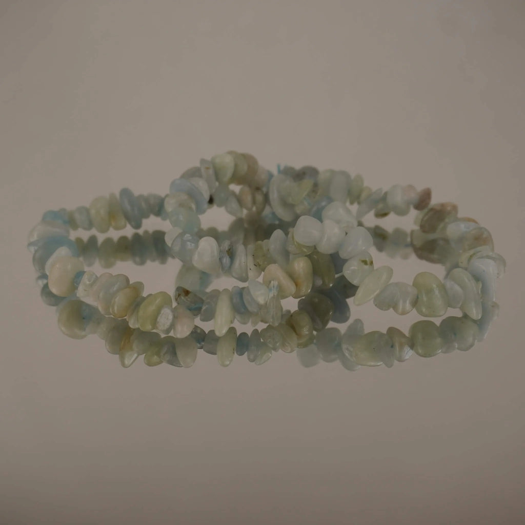 Aquamarin‑Splitterarmband auf spiegelnder, heller Fläche dekoriert