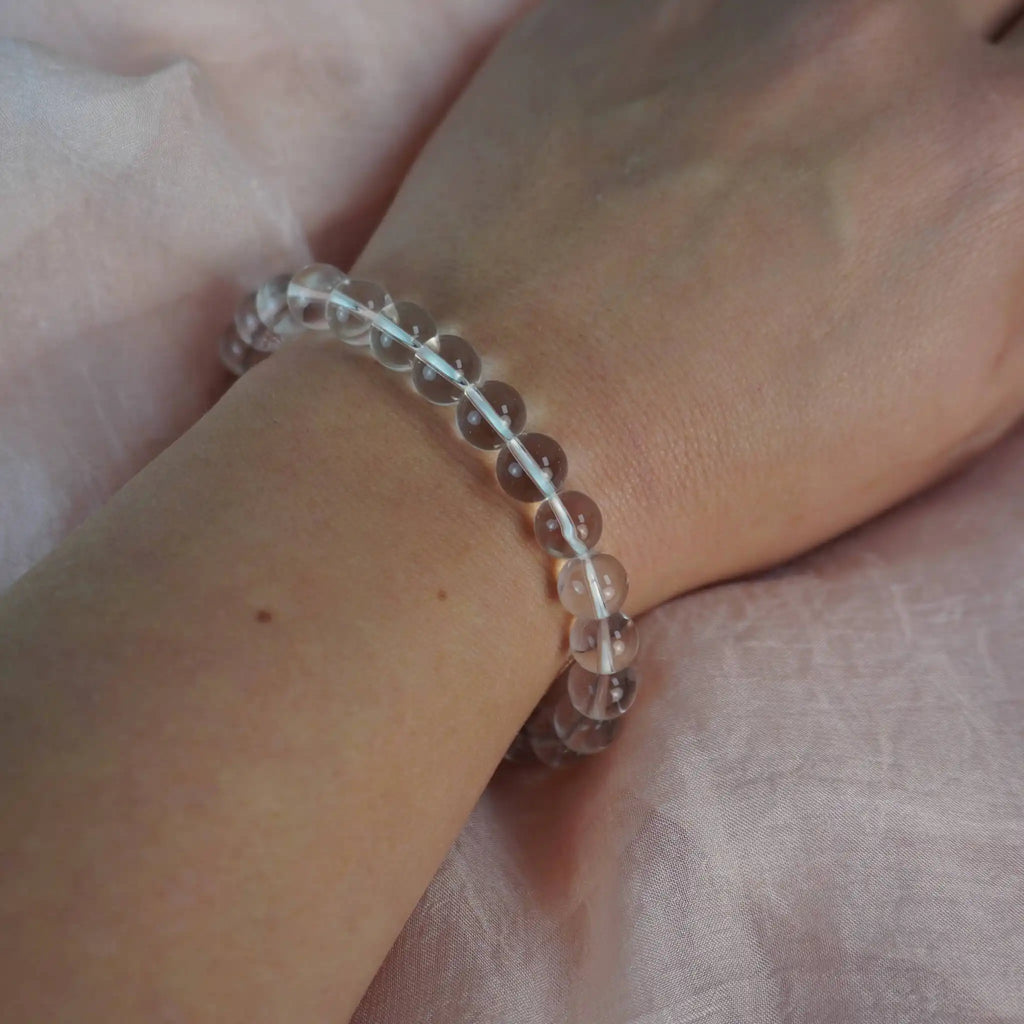Bergkristall Kugelarmband am Handgelenk getragen