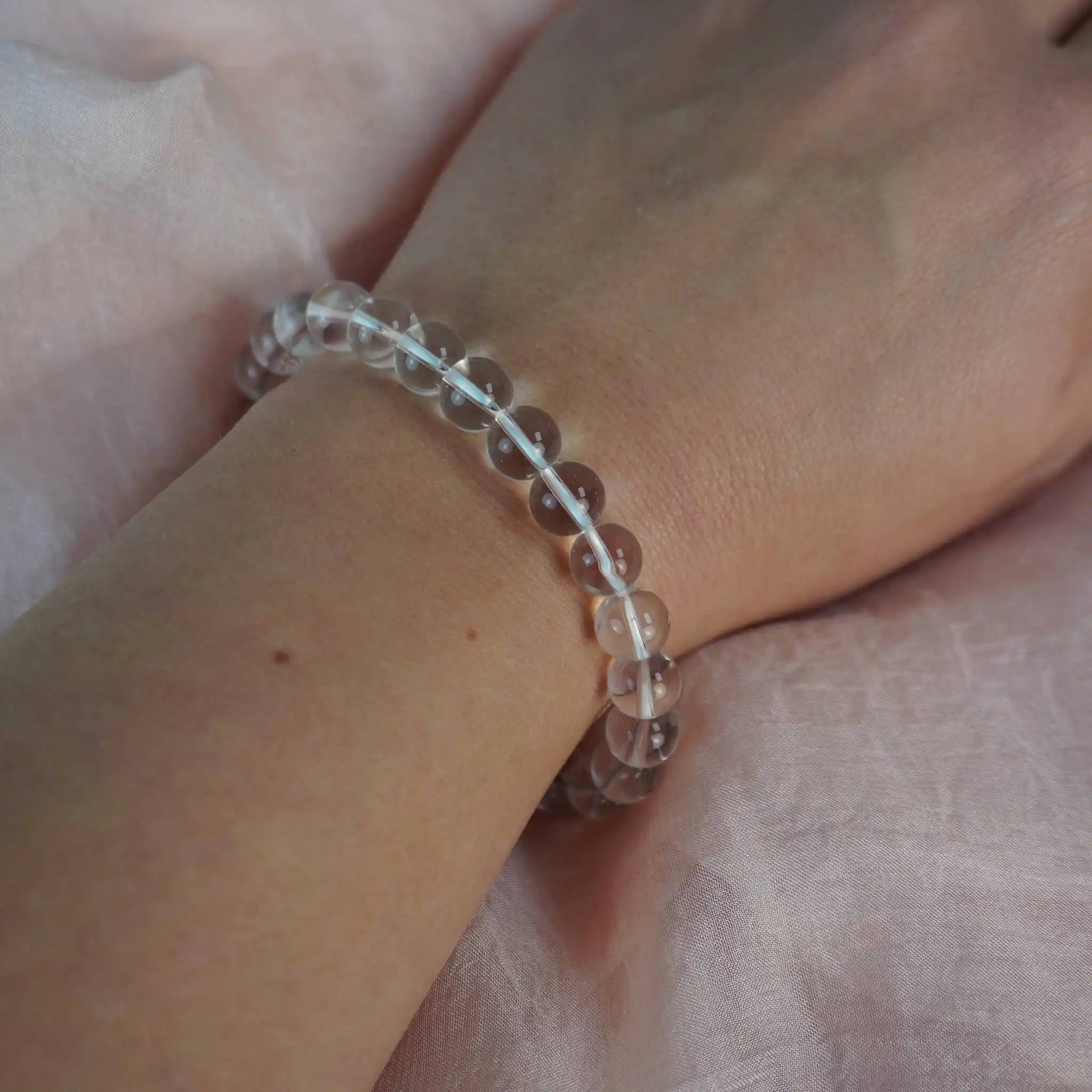 Bergkristall Kugelarmband am Handgelenk getragen