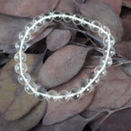 Bergkristall Kugelarmband auf braunen Blättern
