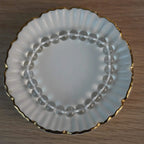 Bergkristall Kugelarmband auf weißem Teller mit Goldrand