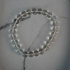 Bergkristall Kugelarmband auf hellem Marmorhintergrund