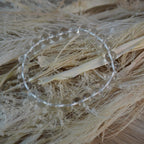 Bergkristall Kugelarmband auf Naturstroh-Dekoration