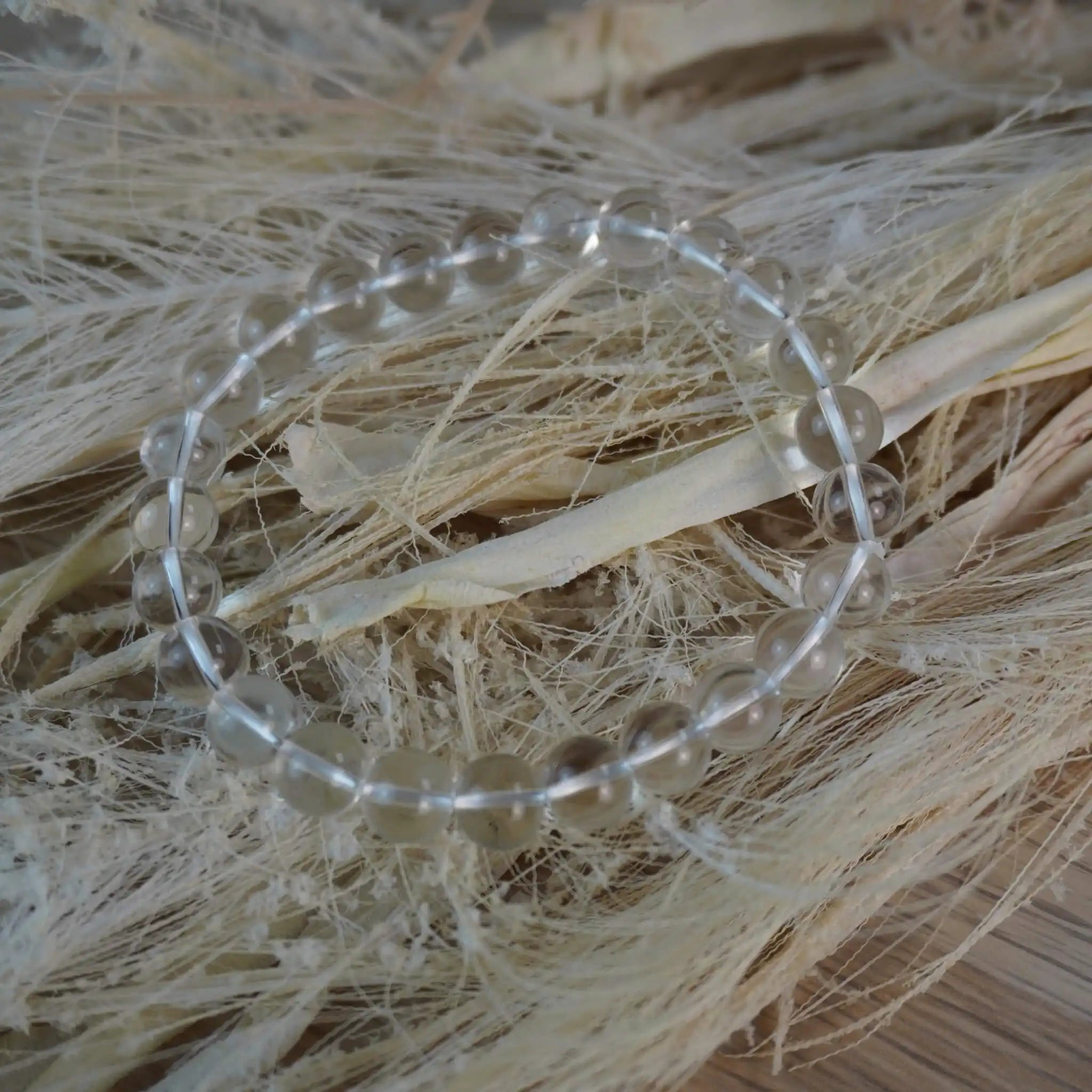 Bergkristall Kugelarmband auf Naturstroh-Dekoration