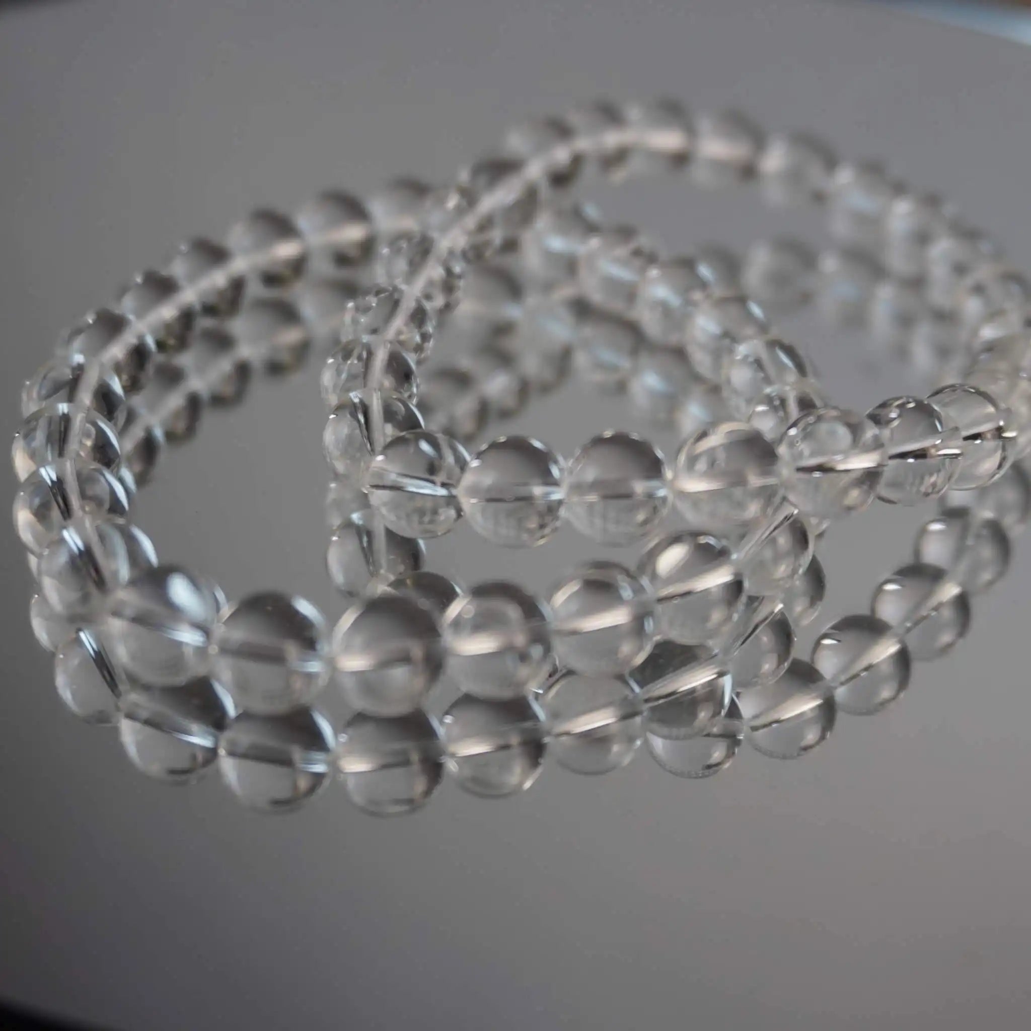 Bergkristall Kugelarmband auf Spiegeloberfläche