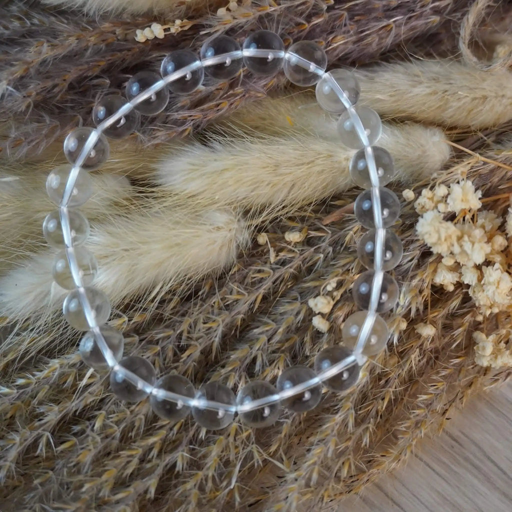 Bergkristall Kugelarmband auf Trockenblumen