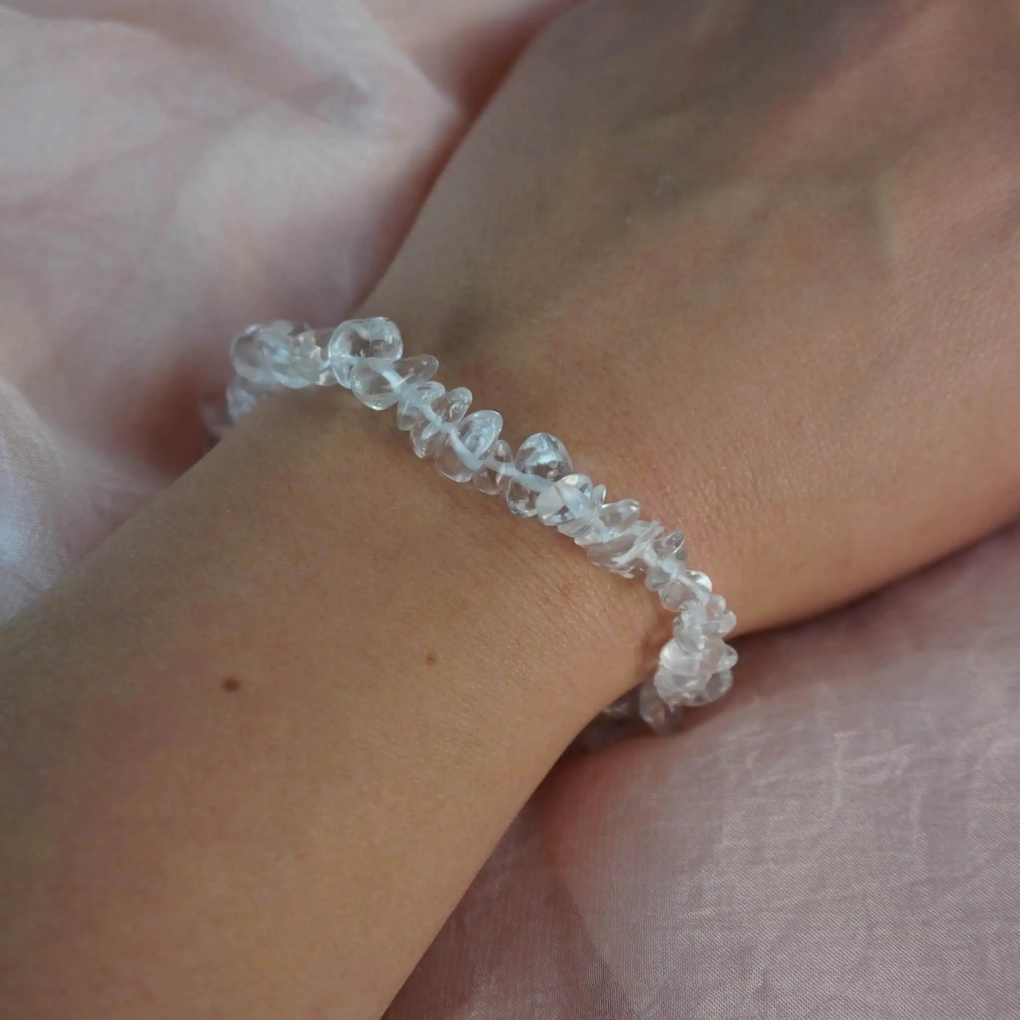 Bergkristall Splitterarmband am Handgelenk getragen, Schmuck mit klaren Edelstein-Splittern