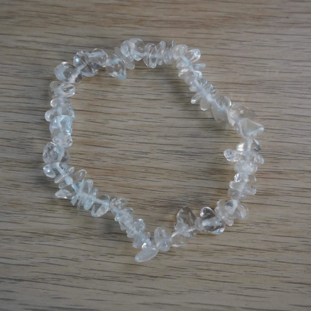 Bergkristall Splitterarmband aus klaren Natursteinen auf heller Holzoberfläche
